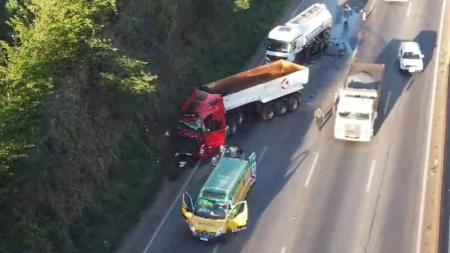 Acidente envolvendo carreta e caminhão trava a Fernão Dias em Betim nesta manhã