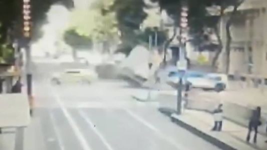 Acidente envolvendo caminhão e viatura policial deixa ao menos 7 feridos no RJ; veja vídeo.