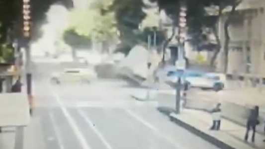 Acidente envolvendo caminhão e viatura policial deixa ao menos 7 feridos no RJ; veja vídeo.