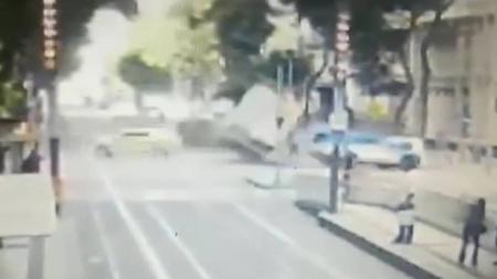 Acidente envolvendo caminhão e viatura policial deixa ao menos 7 feridos no RJ; veja vídeo.