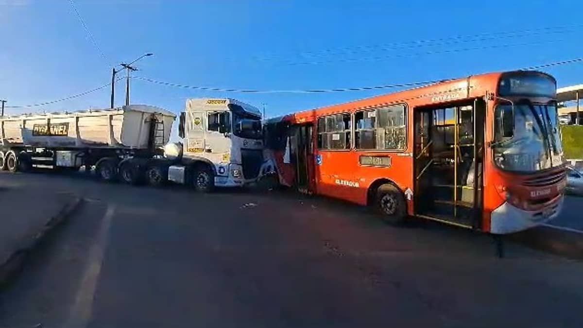 Carreta atinge lateral de ônibus na Rodovia Fernão Dias, em Contagem 