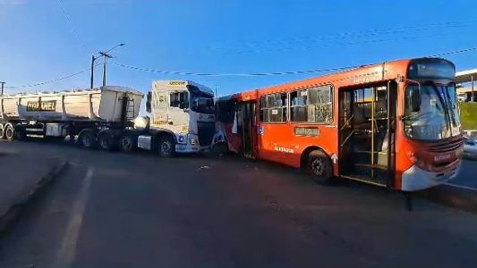 Acidente envolvendo ônibus e carreta na Rodovia Fernão Dias