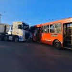 Carreta atinge lateral de ônibus na Rodovia Fernão Dias, em Contagem 