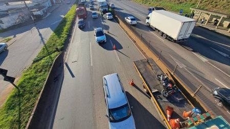 Acidente envolvendo moto, carro e caminhão na rodovia Fernão Dias, em Betim