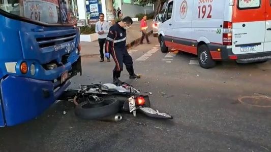 Acidente envolvendo ônibus e moto na avenida Barão Homem de Melo