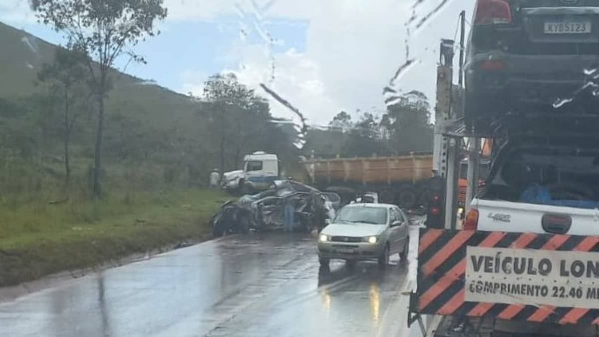 Acidente com carreta e sete carros interdita BR-040 em Itabirito; veja imagens