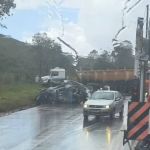 Acidente com carreta e sete carros interdita BR-040 em Itabirito; veja imagens