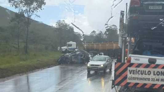 Acidente envolvendo três carros e uma carreta aconteceu na BR-040 em Itabirito