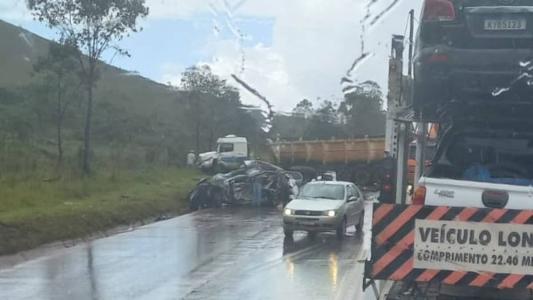 Acidente envolvendo três carros e uma carreta aconteceu na BR-040 em Itabirito