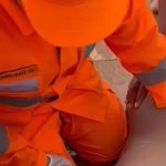 Menino tem cabelo sugado por ralo de piscina e é socorrido em estado grave pelos bombeiros