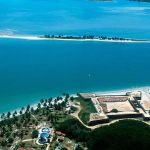 Homem morre e filho fica ferido após aeronave cair no mar durante voo rasante  