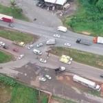 Duas pessoas ficam feridas em acidente entre carro e moto na BR-040