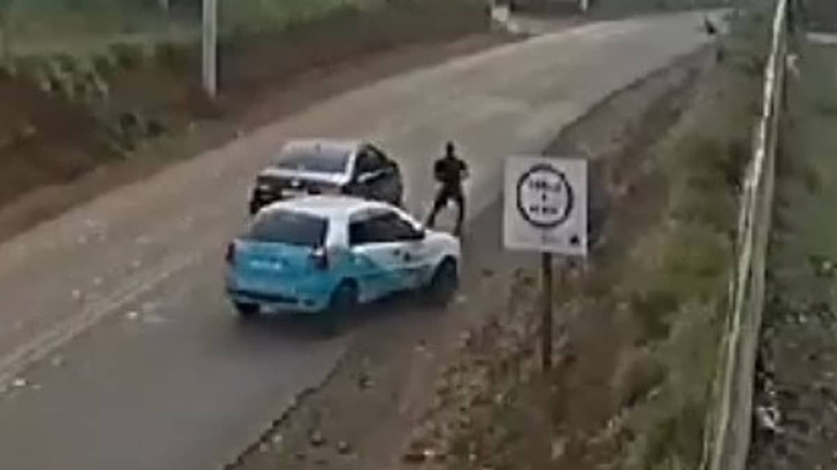 Vídeo: pedestre se salva após carro tentar desviar de veículo e tombar em MG