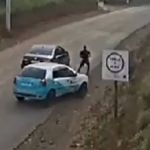 Vídeo: pedestre se salva após carro tentar desviar de veículo e tombar em MG