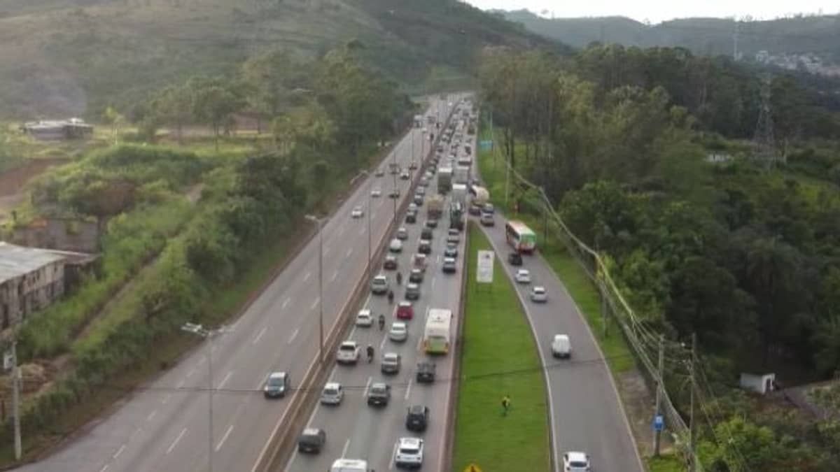 Anel Rodoviário de BH tem faixa interditada após carreta tombar e derramar óleo na pista