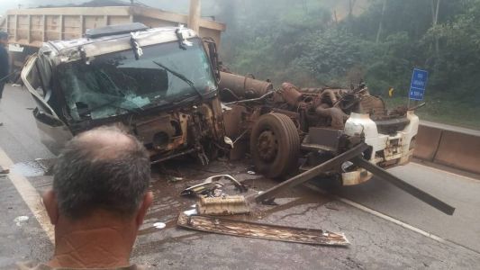 Acidente foi na altura do Km 529, em Brumadinho, no sentido São Paulo e envolveu ao menos sete veículos
