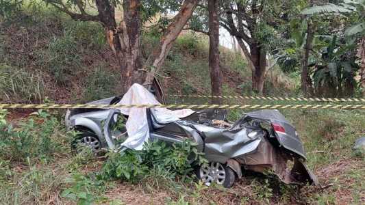 Acidente foi na altura do Km 40 da rodovia; carro bateu em uma árvore