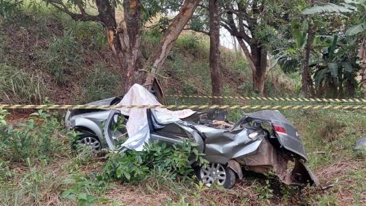 Acidente foi na altura do Km 40 da rodovia; carro bateu em uma árvore