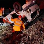 Carro capota com sete adolescentes e um fica gravemente ferido na Fernão Dias