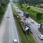 Cegonheira tomba na BR-040 complica trânsito em Esmeraldas