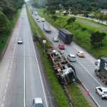 Cegonheira tomba na BR-040 complica trânsito em Esmeraldas