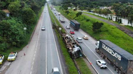 Acidente foi na altura do Km 500 e fluxo no sentido Rio de Janeiro precisou ser interditado