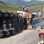 Carreta com energético tomba na rodovia Fernão Dias e interdita trânsito no Sul de Minas  