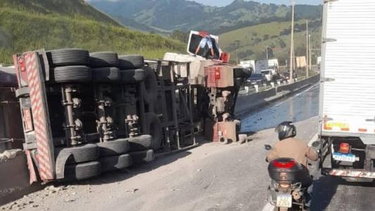 Acidente foi na altura do Km 720 em Carmo da Cachoeira na manhã desta sexta-feira