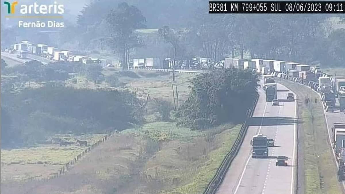 Interdição na Fernão Dias passa de 3 horas e congestionamento chega a 21 km em São Gonçalo do Sapucaí
