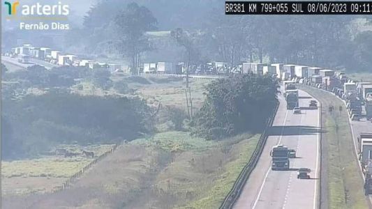 Acidente foi na altura do Km 799 no sentido Belo Horizonte entre carro e caminhão