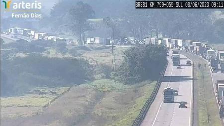 Acidente foi na altura do Km 799 no sentido Belo Horizonte entre carro e caminhão