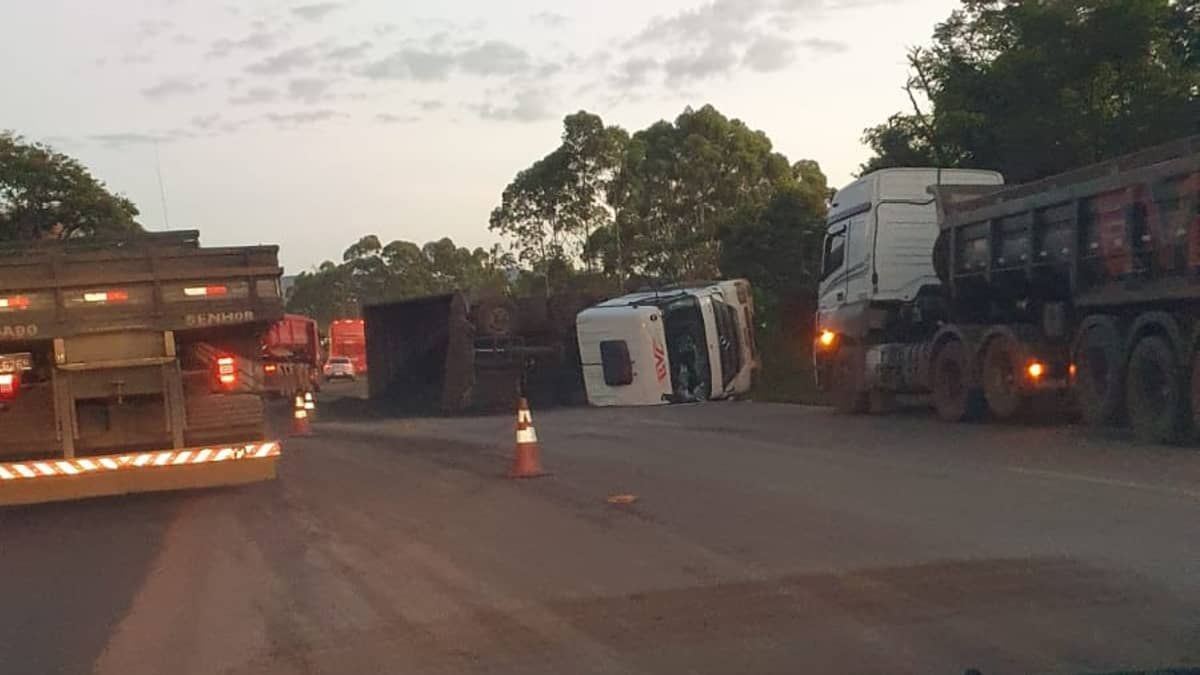 Carreta com minério tomba na BR-040 em Itabirito e carga fica espalhada na pista; trânsito segue em pare e siga  