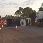 Carreta com minério tomba na BR-040 em Itabirito e carga fica espalhada na pista; trânsito segue em pare e siga  