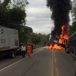 Cegonheira pega fogo em acidente com caminhão e um carro no interior de Minas 
