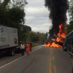 Cegonheira pega fogo em acidente com caminhão e um carro no interior de Minas