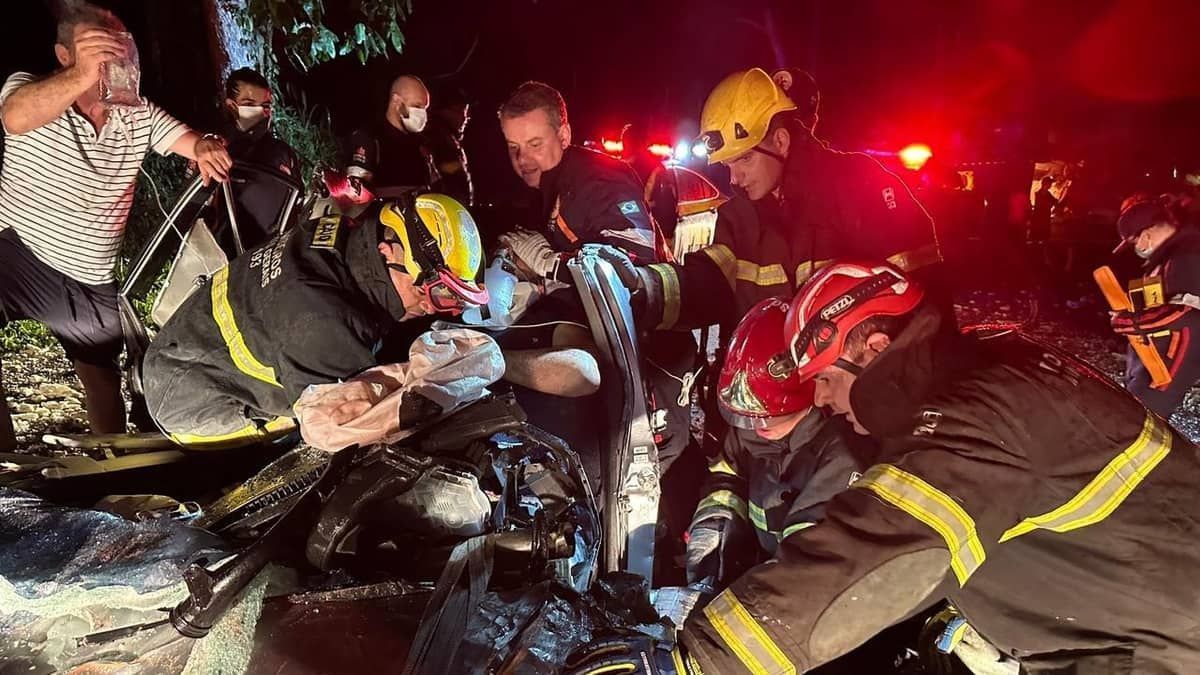 Vídeo: carreta pega fogo após grave acidente envolvendo vários veículos no interior de Minas  