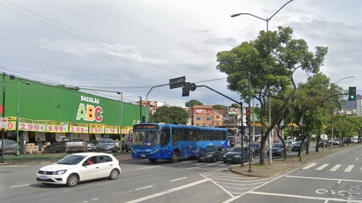 Motorista dorme no volante, bate em semáforo e interdita faixas de avenida em BH
