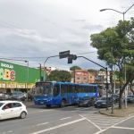 Motorista dorme no volante, bate em semáforo e interdita faixas de avenida em BH