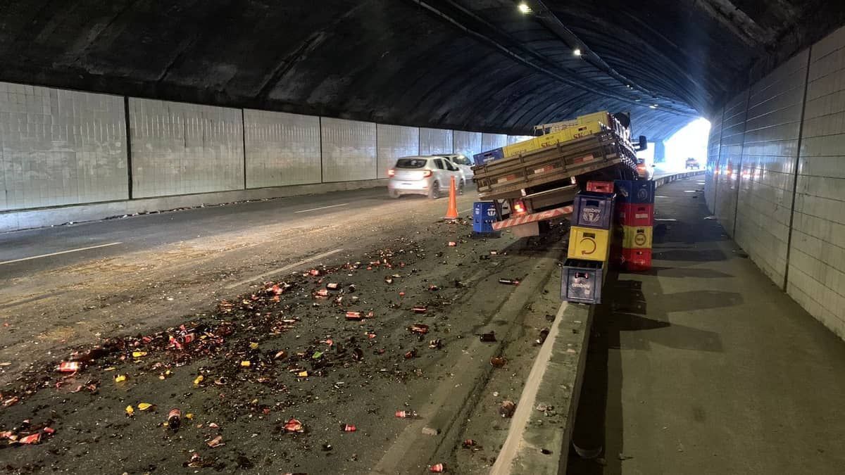 Caminhão carregado com cerveja bate no túnel da Lagoinha em Belo Horizonte  