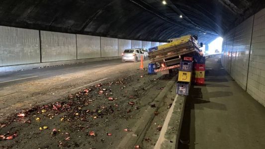 Acidente foi na manhã deste sábado (10); ninguém se feriu