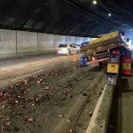 Caminhão carregado com cerveja bate no túnel da Lagoinha em Belo Horizonte  