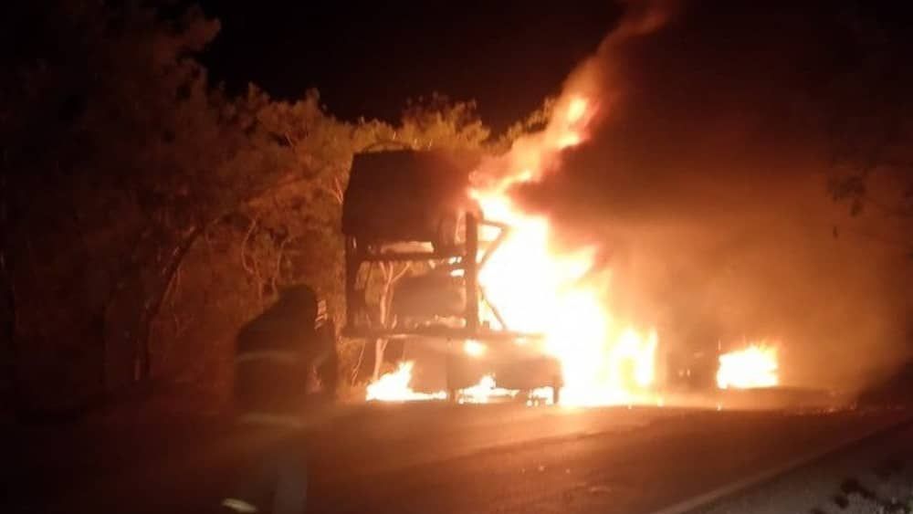Vídeo: cegonheira pega fogo e 11 veículos novos ficam destruídos no Norte de Minas