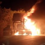 Vídeo: cegonheira pega fogo e 11 veículos novos ficam destruídos no Norte de Minas