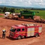Carreta esbarra em rede elétrica, estoura pneus e começa a pegar fogo 