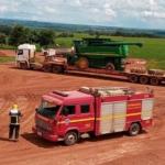 Carreta esbarra em rede elétrica, estoura pneus e começa a pegar fogo