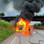 Anel Rodoviário de BH tem trânsito liberado após carreta pegar fogo na região do Betânia