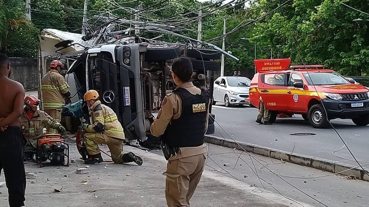 Motorista com sinais de embriaguez bate em caminhão que tomba e derruba poste em Belo Horizonte 
