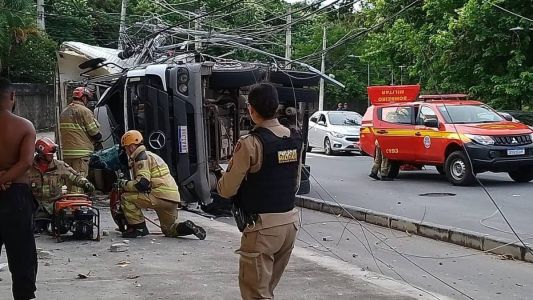 Acidente foi no bairro Santa Inês, região Leste da capital, na manhã deste sábado (11)