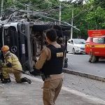 Motorista com sinais de embriaguez bate em caminhão que tomba e derruba poste em Belo Horizonte 