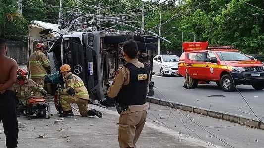 Acidente foi no bairro Santa Inês, região Leste da capital, na manhã deste sábado (11)